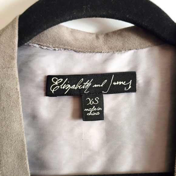 Elizabeth and James Pleated One Button Closure Top - Picture 4 of 6